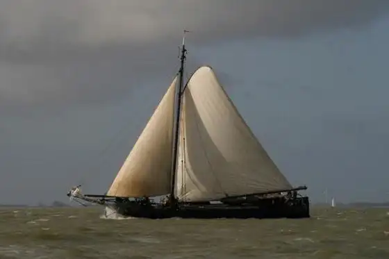 Groot zeilschip op zee